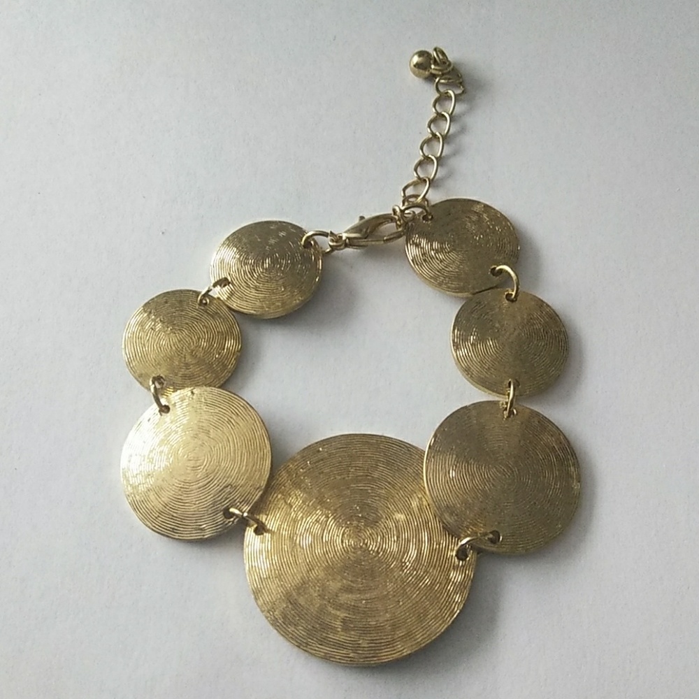 Gold round link bracelet
